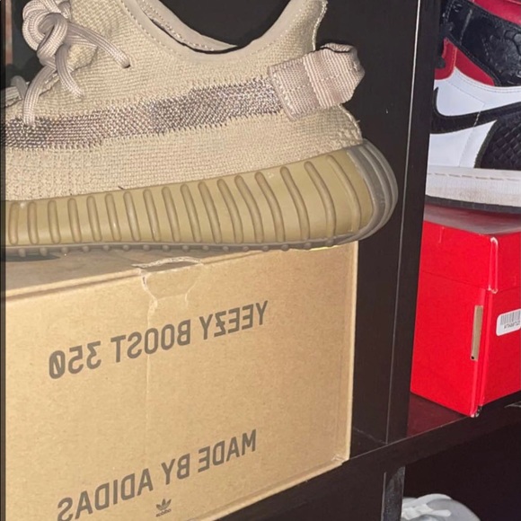 Yeezy 350 V2 EARTH
Size 5 YOUTH - Picture 4 of 4